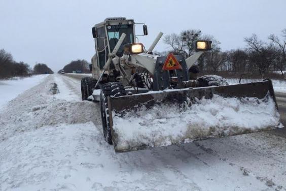 Дороги області розчищають від снігу 138 одиниць техніки