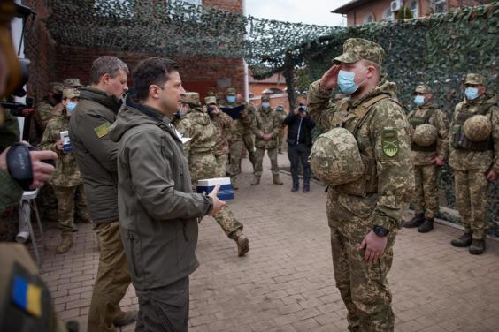 Президент відвідав позиції українських військ на Донбасі ﻿