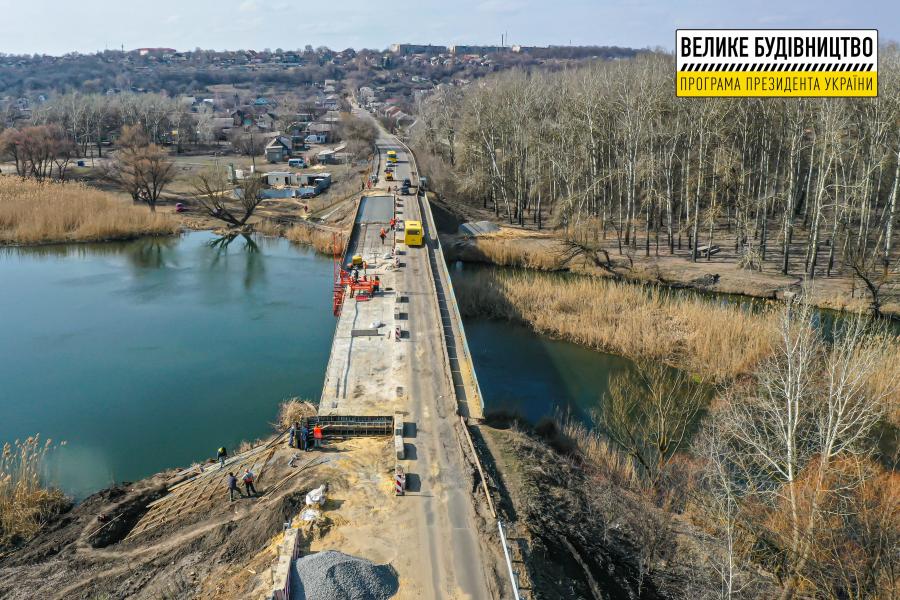 На виїзді з Чугуєва відновлюють міст через Сіверський Донець