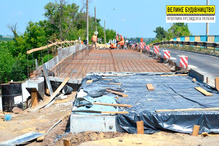 На Куп'янщині ремонтують міст через залізницю