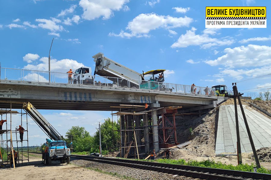 У Куп’янському районі капітально ремонтують міст через залізницю