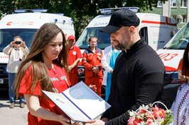 Олег Синєгубов передав медикам 10 авто екстреної допомоги
