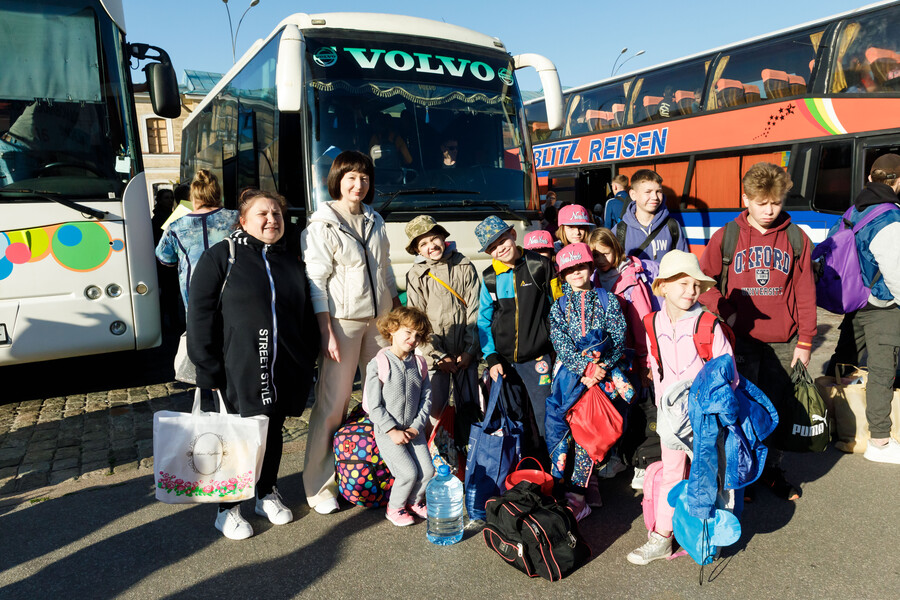 Понад 200 дітей пільгових категорій з Харківщини вирушили на оздоровлення у табір «Артек-Буковель»
