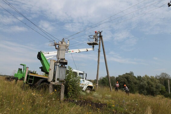 Енергетики завершують відновлювальні роботи у деокупованому селі Замулівка Вовчанської громади