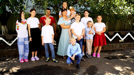Багатодітній родині з Кегичівки від Фундації Олени Зеленської передали матеріали для ремонту будинку