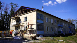 У селі Нова Гусарівка відновлюють будинок, пошкоджений від російських обстрілів
