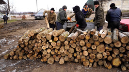 Жителів Чкаловської громади продовжують забезпечувати дровами