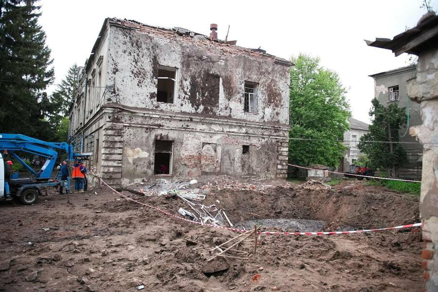 У Харкові триває ліквідація наслідків ворожого ракетного удару по території лікарні