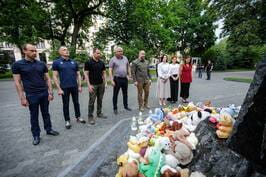 Олег Синєгубов вшанував пам’ять дітей, які загинули внаслідок збройної агресії рф Олег Синєгубов вшанував пам’ять дітей, які загинули внаслідок збройної агресії рф