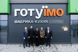 «Разом із Першою леді Оленою Зеленською та меценатом Говардом Баффетом відвідали новозбудовану фабрику-кухню на Харківщині», – Олег Синєгубов