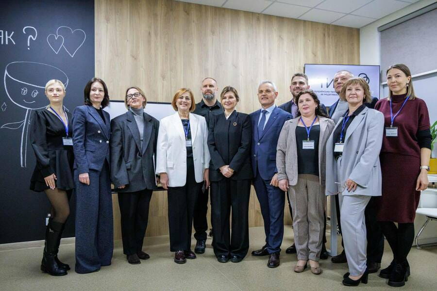 «На Харківщині Перша леді України Олена Зеленська відвідала заклади освіти та охорони здоров’я, в яких цього року провели масштабні оновлення», – Олег Синєгубов.