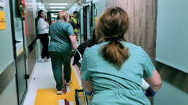 В Харківській ОКЛ надають допомогу пораненим внаслідок російського ракетного удару по житловому будинку