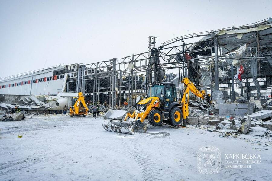 «Цілий день у посиленому режимі ліквідовуємо наслідки ворожого удару по поштовому терміналу поблизу Харкова», – Олег Синєгубов