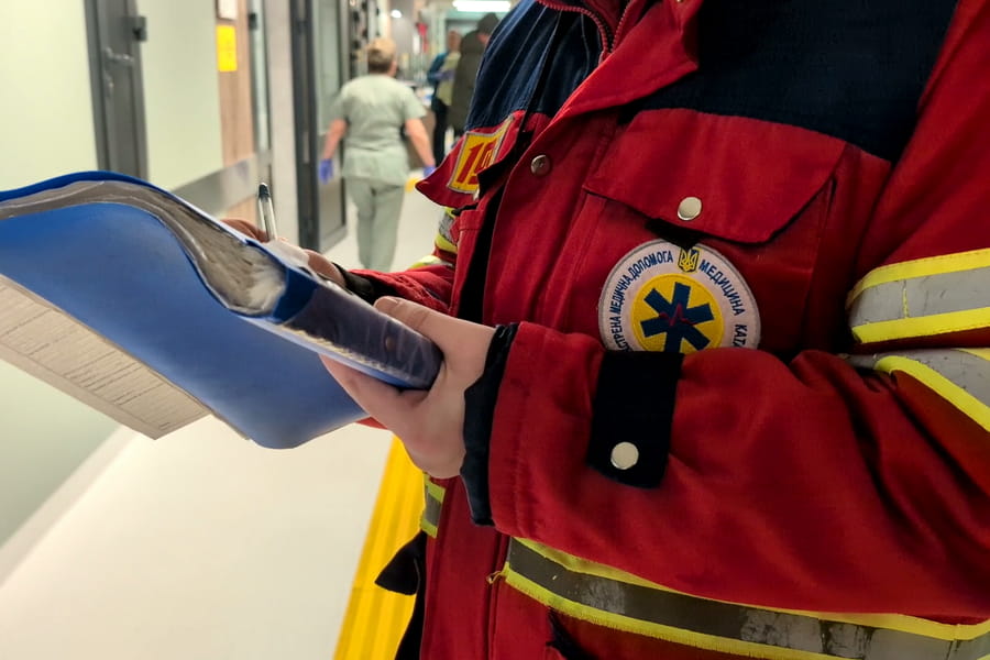 В Харківській ОКЛ надають допомогу пораненим внаслідок атаки ворога на цивільне авто