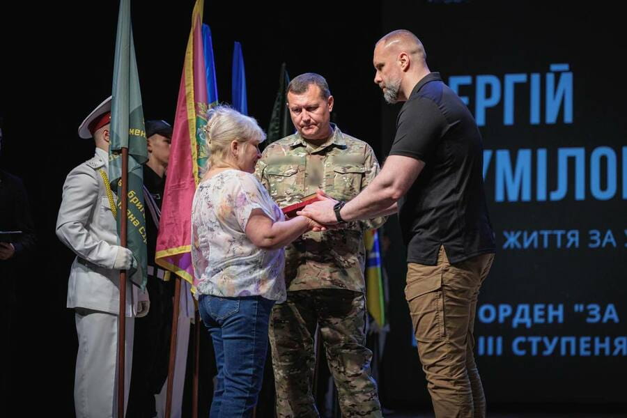 Олег Синєгубов передав державні нагороди родинам полеглих воїнів