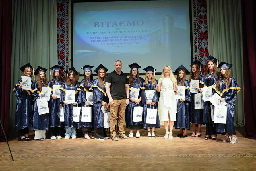 Олег Синєгубов привітав випускників ХНЕУ імені Семена Кузнеця з успішним завершенням навчання