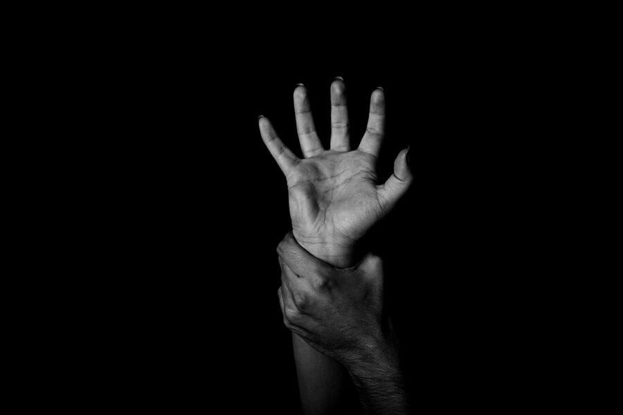 Якщо дитина опинилася в небезпеці, стала жертвою насильства, зникла, незаконно вивезена або її права порушуються – дійте негайно!