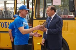 Михайло Добкін та Сергій Чернов вручили водіям шкільного транспорту області ключі від 6 нових шкільних автобусів
