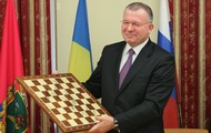 У Югрі Валентину Дулубу вручили шахову дошку з автографом чемпіонки світу Ганни Ушеніної