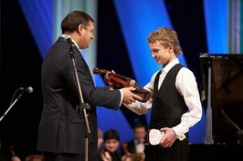 Михайло Добкін подарував скрипку талановитому юному музиканту Дмитру Удовиченку