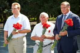 На Меморіалі Слави відбулася церемонія перепоховання землі з могили солдата Радянської армії Івана Кузнєцова, загиблого під Варшавою