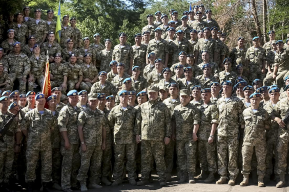 Президент України привітав військовослужбовців ВДВ із професійним святом
