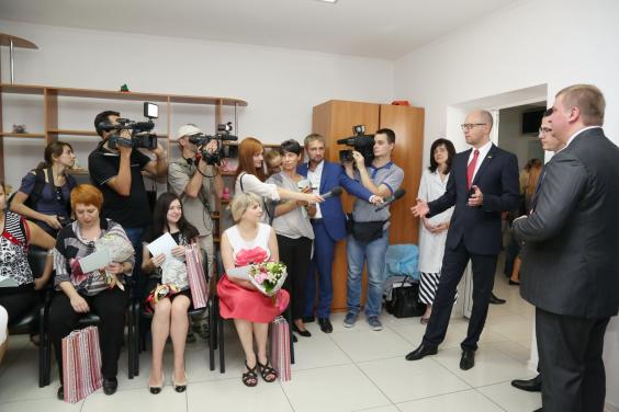 Харківські породіллі отримали свідоцтва про народження дітей у пологовому будинку