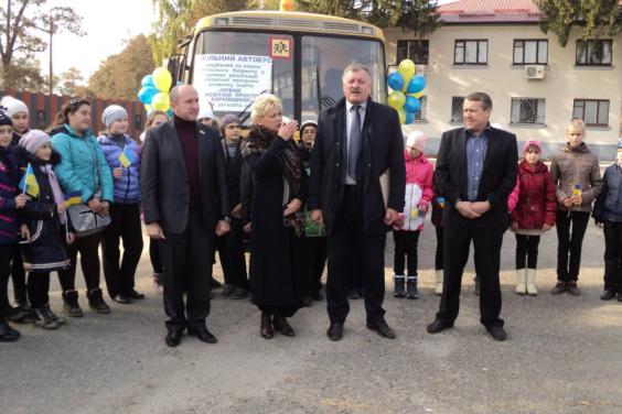 Євгеній Шахненко передав освітянам Валківського району новий шкільний автобус
