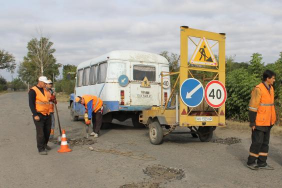 За сприятливої погоди ремонт доріг у Харківській області триватиме до грудня