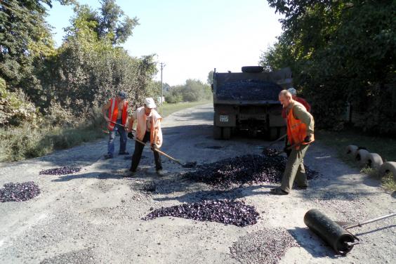Місцеві дороги області відремонтували на 18 млн грн