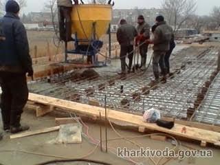 Монтаж балок моста через речку Сухой Торец в Барвенково - на стадии завершения