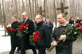 Яценюк, Томбінський, Аваков і Райнін відвідали кладовище жертв тоталітаризму - «Польський військовий меморіал» в Харкові.