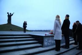 Майкл Лаллі та Юлія Світлична поклали квіти до Меморіалу жертвам Голодомору