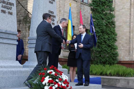Глава Адміністрації Президента України Борис Ложкін взяв участь у церемонії відкриття постаменту трьом харківським лауреатам Нобелівської премії