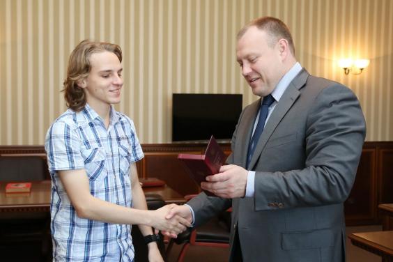 Михайло Черняк передав орден «За мужність» ІІІ ступеня учаснику Революції Гідності