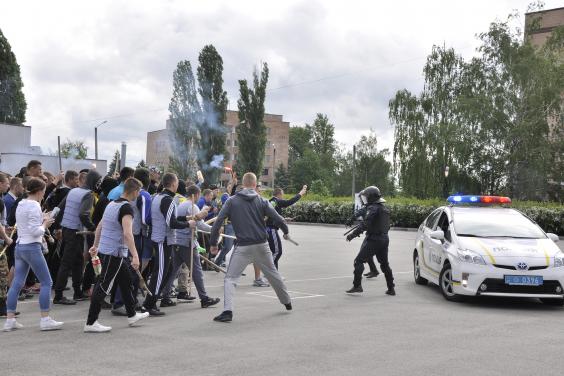 Курсанти-поліцейські підготувалися до міжнародного футбольного матчу в Харкові