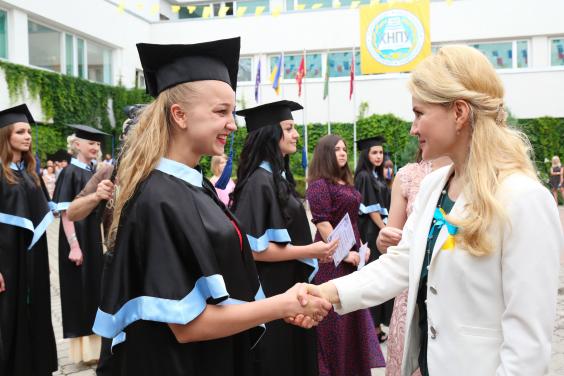 Юлія Світлична привітала молодих педагогів з успішним завершенням навчання