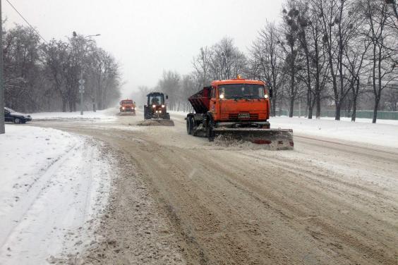 Сніг на дорогах області прибирають 158 працівників та 118 одиниць техніки