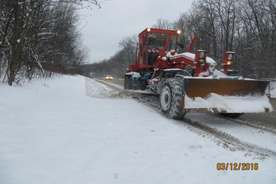 Сніг на дорогах області прибирають 280 одиниць техніки та 312  робітників