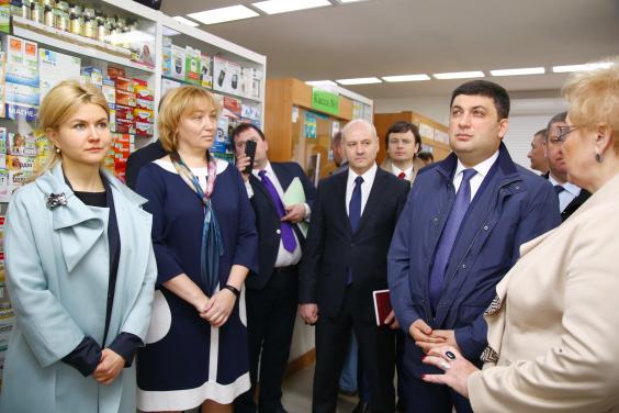 Володимир Гройсман та Юлія Світлична перевірили роботу однієї з аптек, що залучена до програми «Доступні ліки»