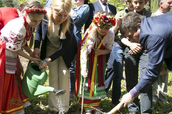 Разом з очільником області діти висадили алею з 40 сакур у Краснокутському дендропарку