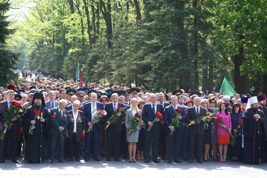 8 травня на Меморіалі слави в Лісопарку відбулося традиційне покладання квітів з нагоди Дня пам'яті та примирення