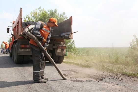 У Великобурлуцькому районі ремонтують дороги на Печеніги та Приколотне