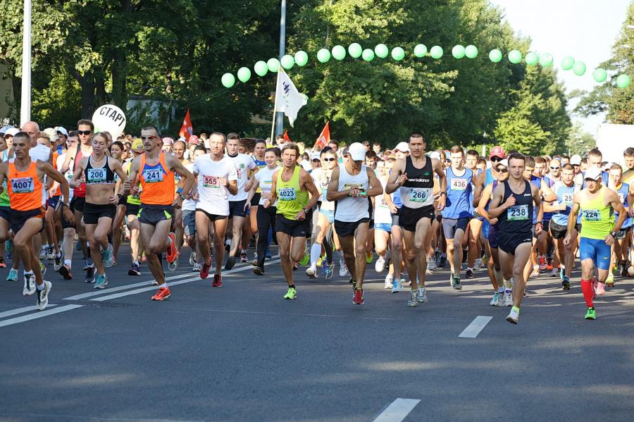 32-й міжнародний традиційний легкоатлетичний марафон стартував 20 серпня на стадіоні «Динамо»