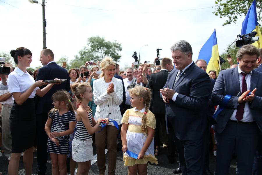 Президент України відкрив дорожній рух на реконструйованому мосту в Ізюмі