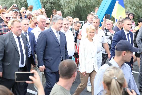 Президент України відкрив дорожній рух на реконструйованому мосту в Ізюмі