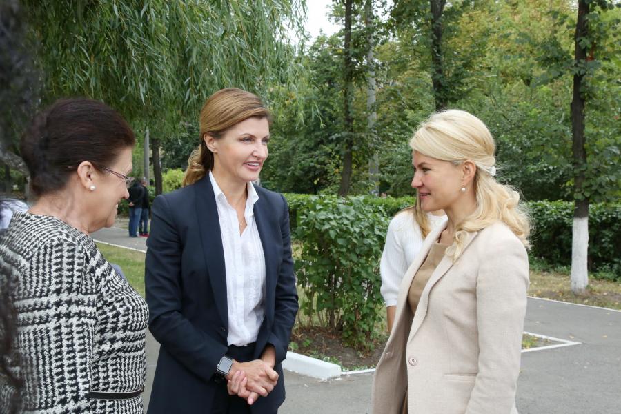 Марина Порошенко та Юлія Світлична відвідалі інклюзівну школу № 124 у Харкові
