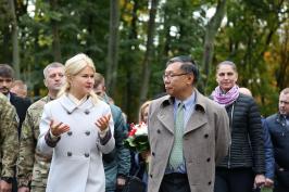 12 жовтня голова ХОДА та Надзвичайний і Повноважний Посол Японії в Україні Сумі Шігекі взяли участь в урочистій церемонії висадження дерев у ЦПКіВ ім. Горького