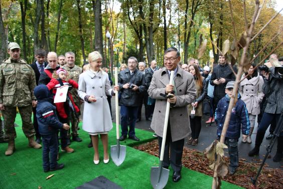 Юлія Світлична та посол Японії Сумі Шігекі долучилися до створення алеї сакури у Харкові
