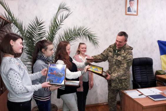 До Дня Збройних сил України юні харків’яни готують подарунки для поранених воїнів